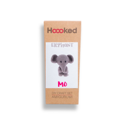 Amigurumi haakkit voor de olifant in de versie taupe