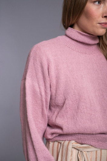 Mooie trui in tricotsteek met ballonmouwen.