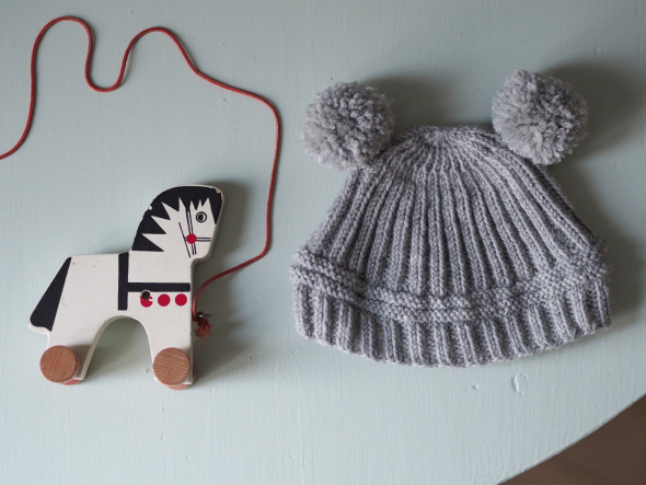 Geribbelde babymuts met PomPons