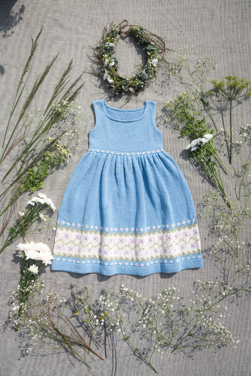 Folkdräkt - kinderjurk met bloemenpaneel