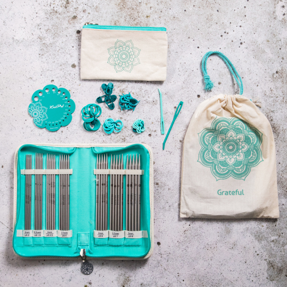 Mindful Grateful -  set met sokkennaalden en accessoires (15cm)