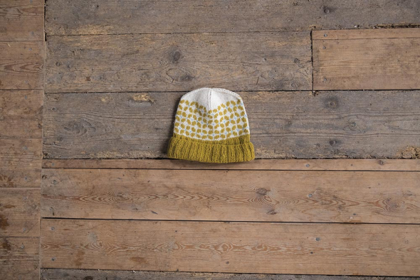 Grannlåt- muts met bloemenpatroon