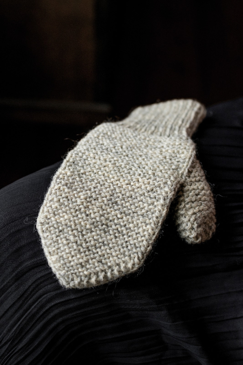 Åttersta – Rechtgebreide wanten met fijne details