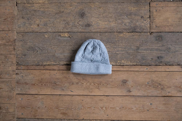 Ässja - muts met gatenpatroon